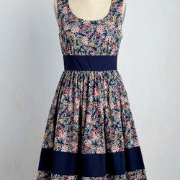 Vintage-Inspired Floral Fit & Flare Dress – Size M - Picture 1 of 6